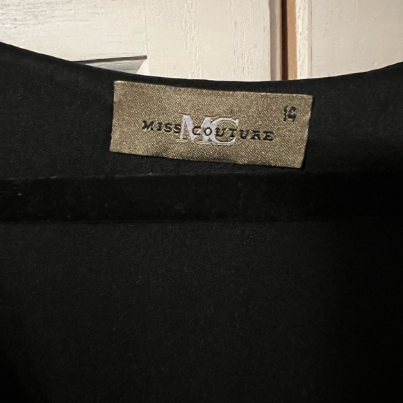 A V-neck sleeveless dress in size 14 - Picture 3 of 5